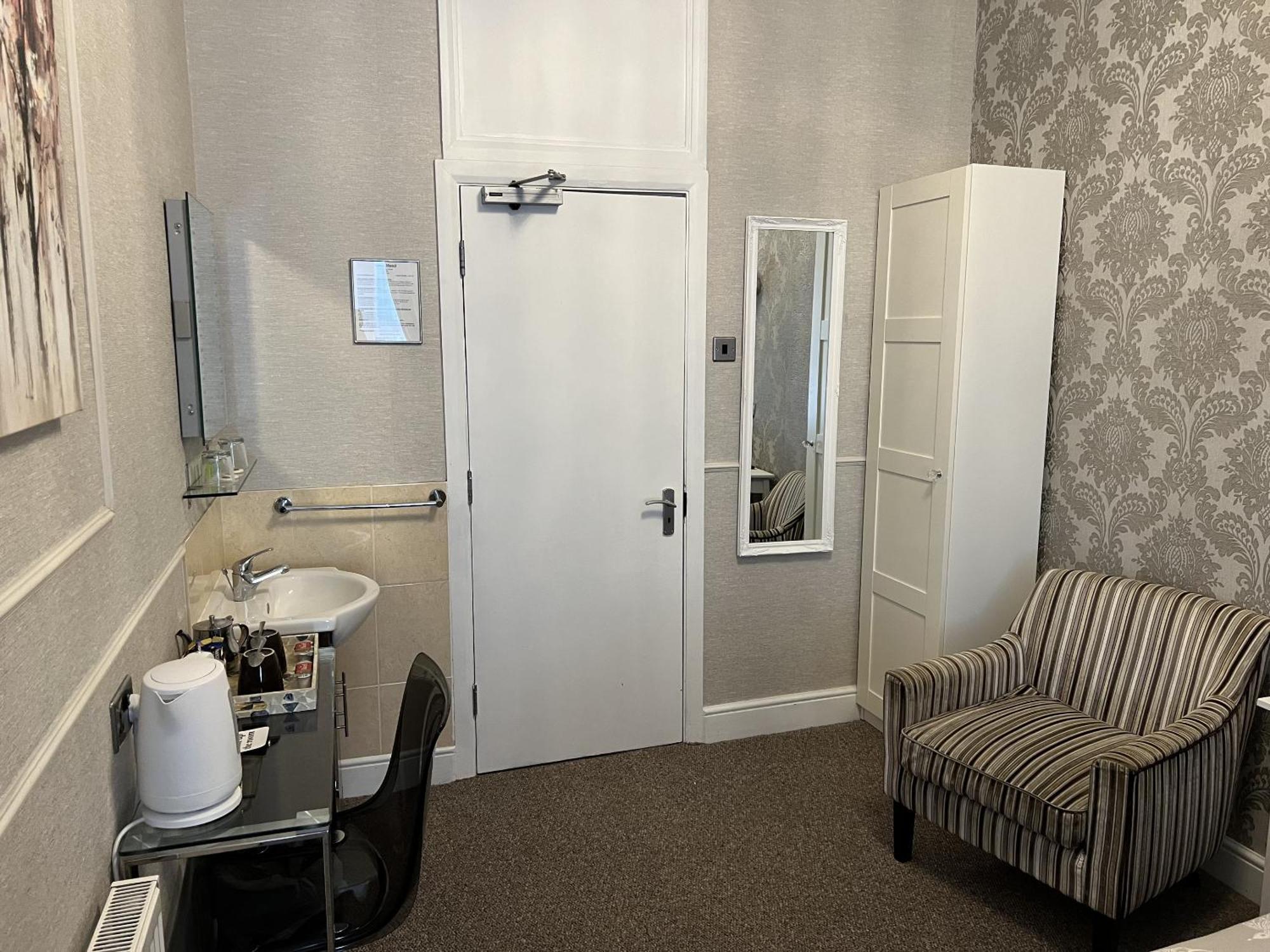 Tanes Hotel Cardiff Room photo