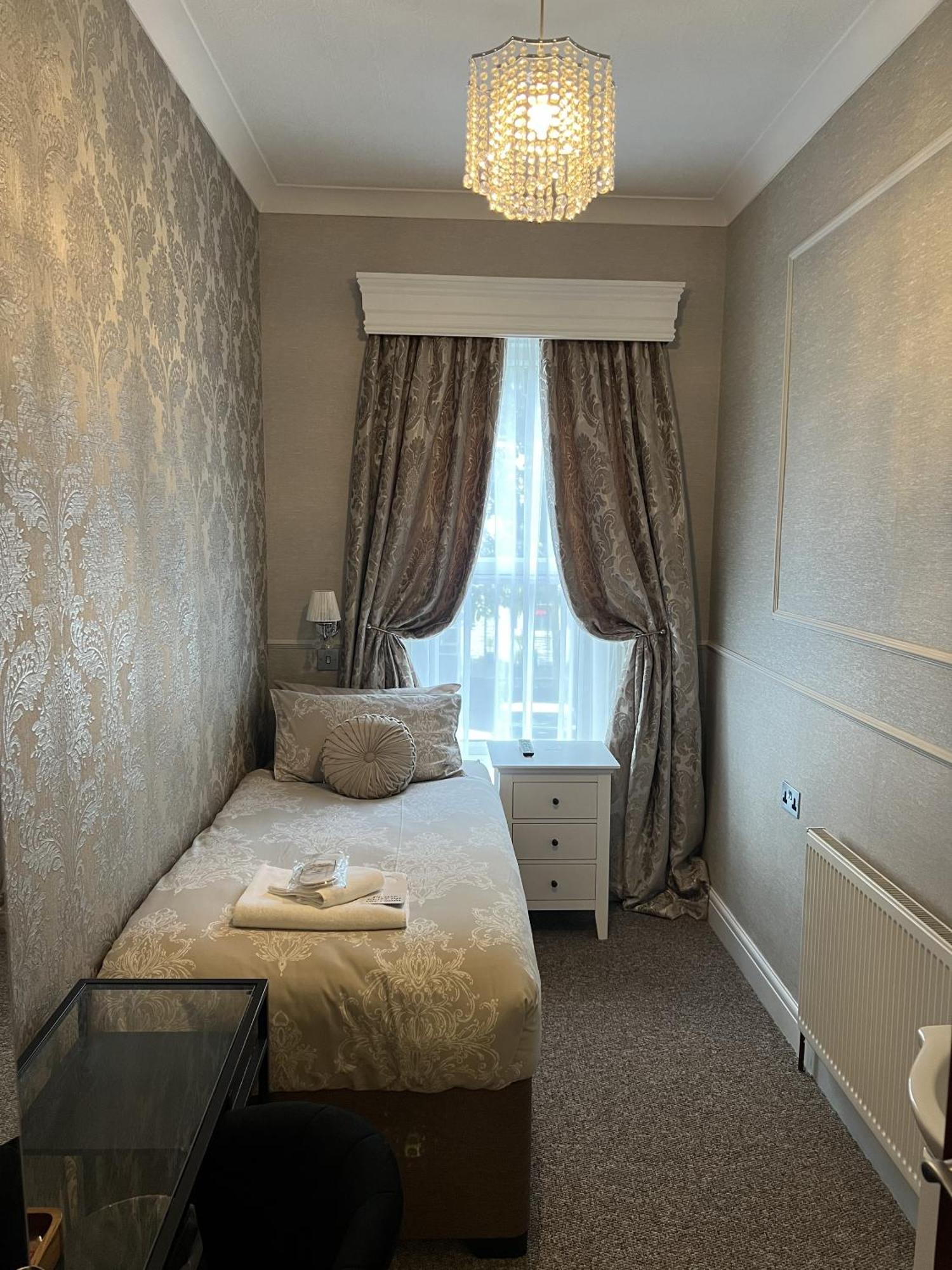 Tanes Hotel Cardiff Room photo